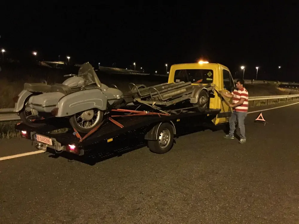 Vehicul avariat încărcat pe platformă auto noaptea