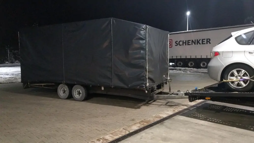 Platformă auto cu remorcă, transport auto național noaptea