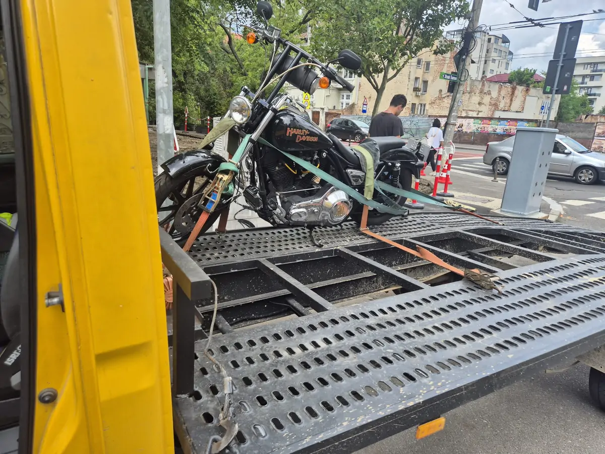 Motocicletă transportată pe platformă auto