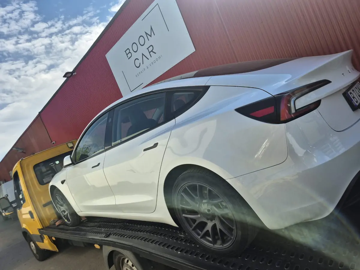 Tesla albă adusă pe platformă auto