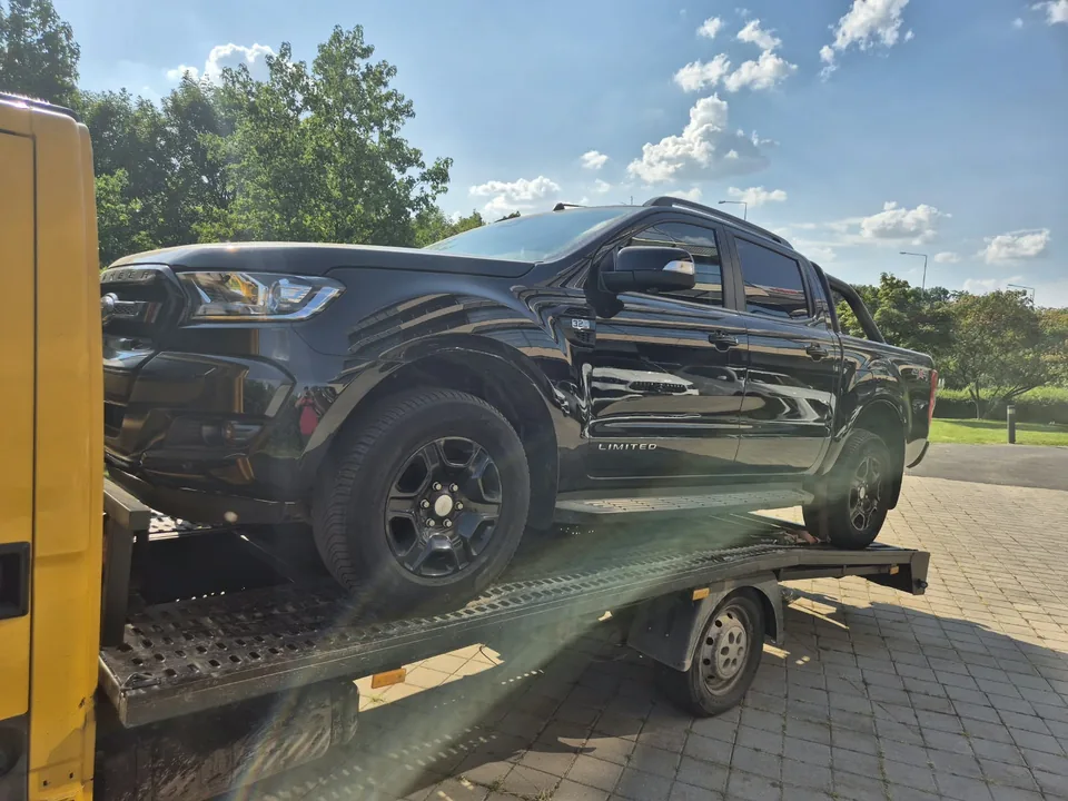 Pickup transportat pe platforma auto galbenă