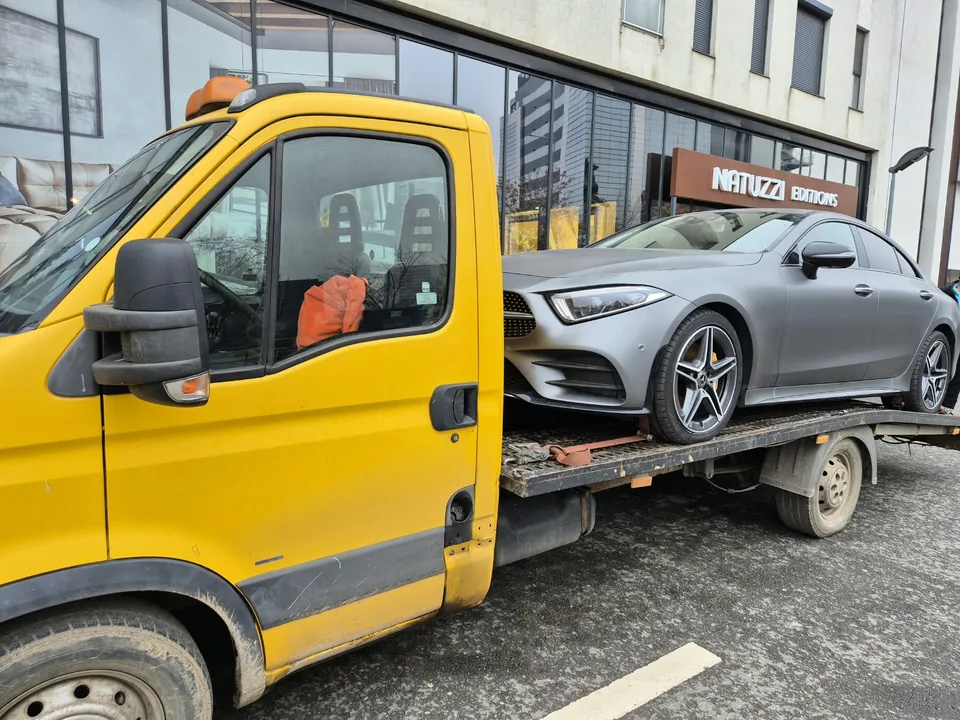 Transport autoturism la service pe platforma auto a echipei Platforma Auto București