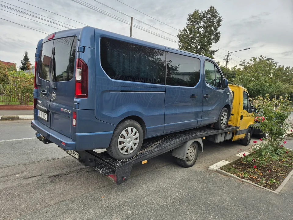 Transport microbuz pe platformă pe platforma auto a echipei Platforma Auto București